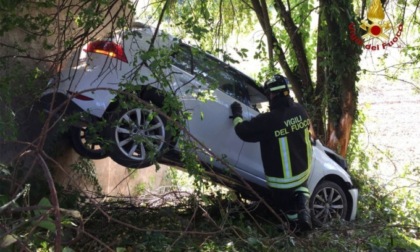 Automobilista perde il controllo dell'auto e "vola" su un albero