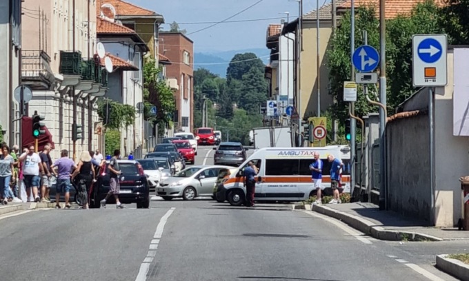 Strage sfiorata in Brianza: ruba un’auto, investe un ciclista e centra un altro veicolo