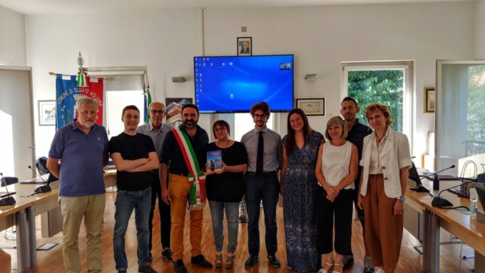 Daniela Scerri ha consegnato il suo libro… alla cittadinanza di Olgiate