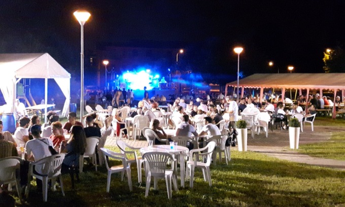 Agente fuori servizio sventa un furto durante la festa di paese: il racconto