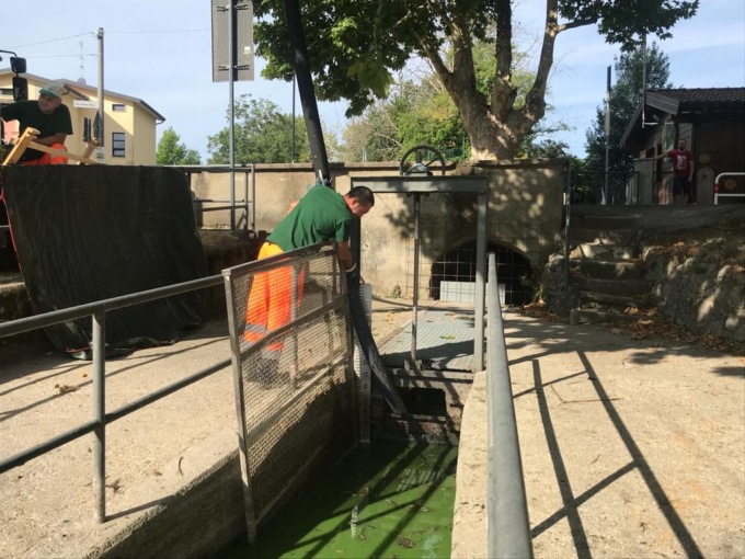 La botte degli spurghi aspira le alghe dal lago di Sartirana
