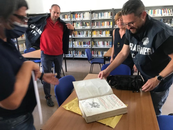 Libro antico rubato restituito alla Biblioteca Civica di Merate
