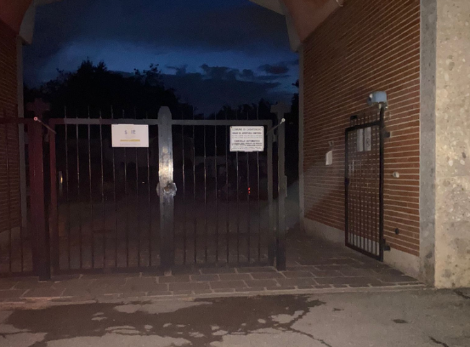 Cancello aperto e buio pesto: brutta sorpresa notturna al cimitero