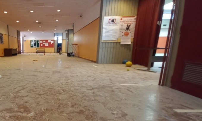 Vandali a scuola: svuotano gli estintori e fanno… pic-nic