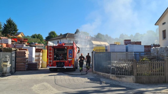 Incendio in ditta: maxi mobilitazione dei Vigili del fuoco