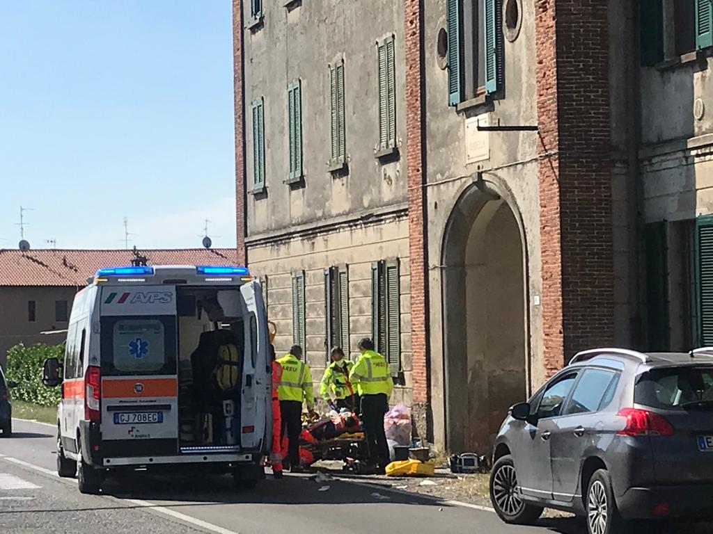 Dà in escandescenze e precipita dalla finestra: 30enne in codice rosso