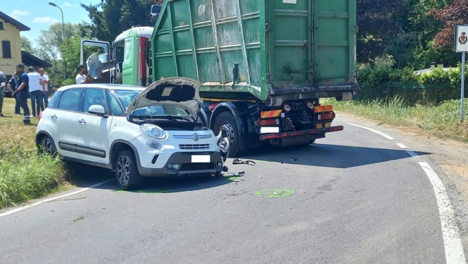 Perde il controllo dell’auto e si schianta contro un camion che finisce fuori strada