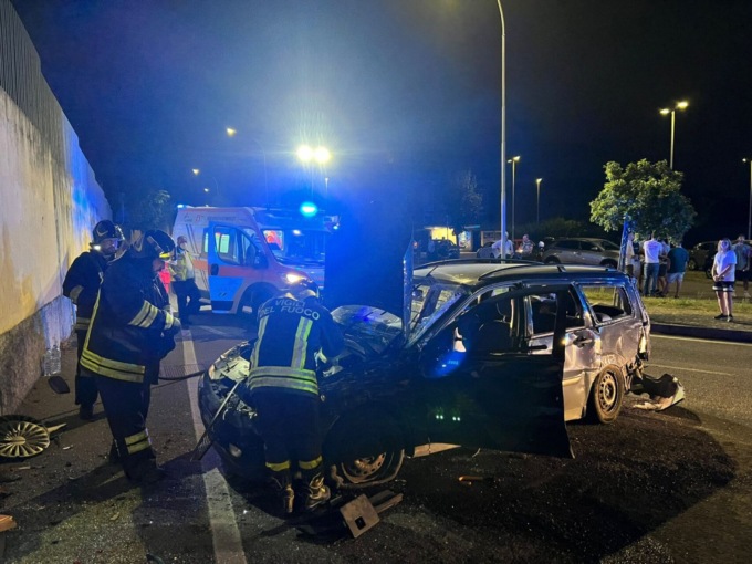 Schianto contro un muro, gravi padre e figlio