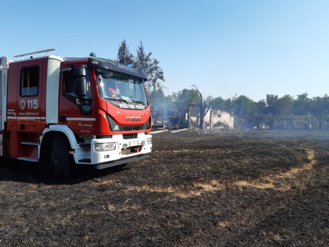 Incendio nei campi, trovato un cadavere