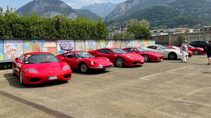 Il Ferrari Club Caprino Bergamasco tinge di rosso il Lavello