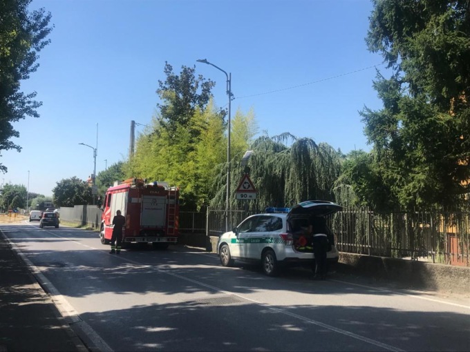 Cade in casa, un’anziana si salva urlando aiuto