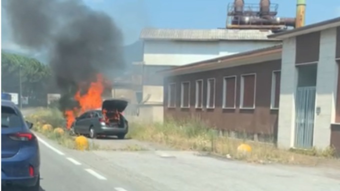 Auto in fiamme a Olginate: intervengono i Vigili del fuoco | VIDEO