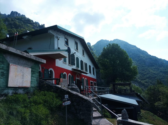 Rifiuti in montagna: “Noi mettiamo i sacchetti, voi portateli a valle”