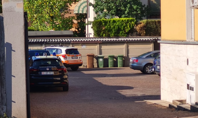 Non va al lavoro, lo trovano morto in casa