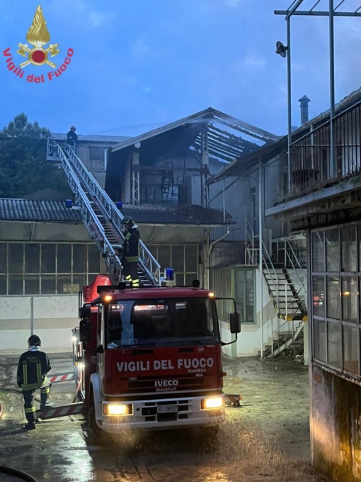 in fiamme una struttura nel lecchese