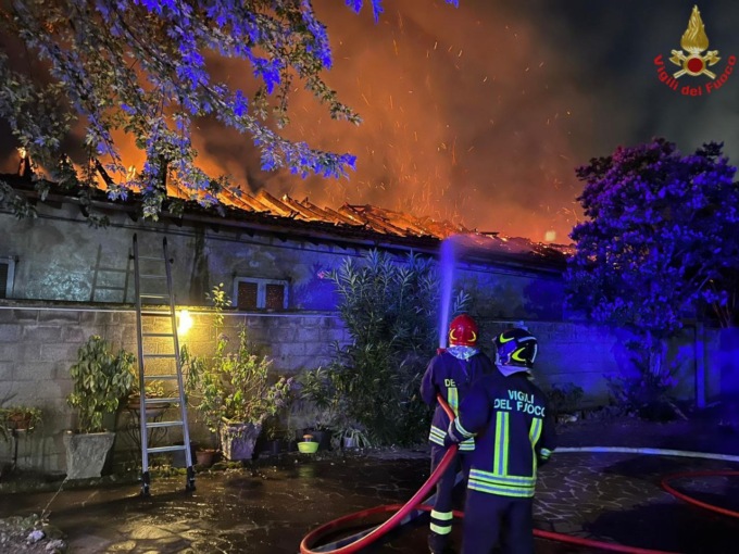 in fiamme una struttura nel lecchese