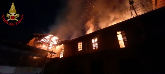 Grosso incendio all’alba nel Lecchese: intervengono i Vigili del fuoco
