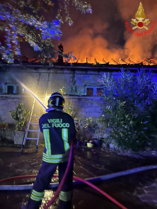 in fiamme una struttura nel lecchese