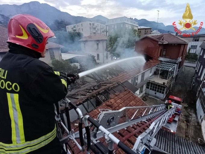 in fiamme una struttura nel lecchese