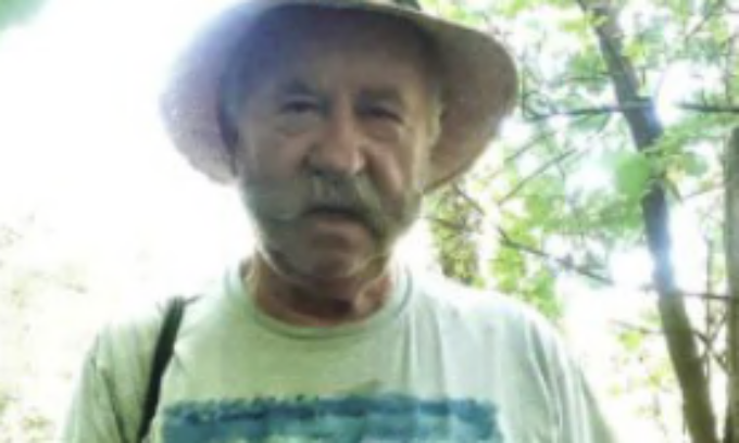 Lo abbraccia e gli ruba la collanina che portava sin da ragazzo