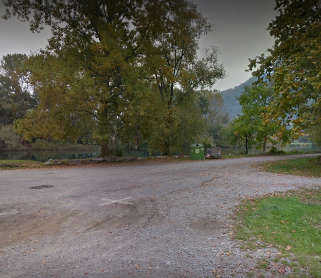 Maniaco si apposta sul lungofiume e mostra le sue parti intime