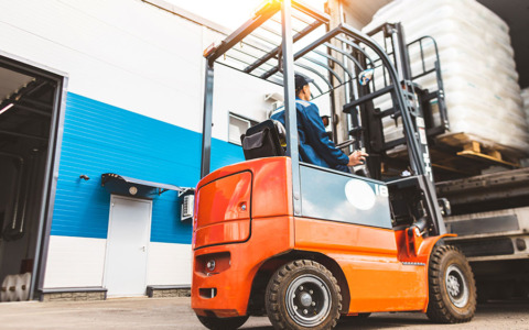 Carrelli industriali: perché il passaggio all’elettrico è ormai una scelta logica