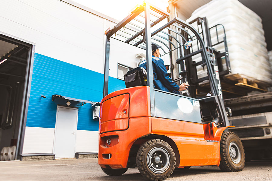 Carrelli industriali: perché il passaggio all’elettrico è ormai una scelta logica