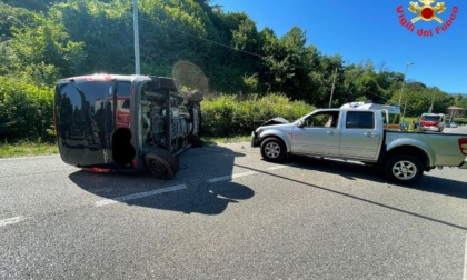 Schianto ad Arlate: furgone si ribalta, due feriti