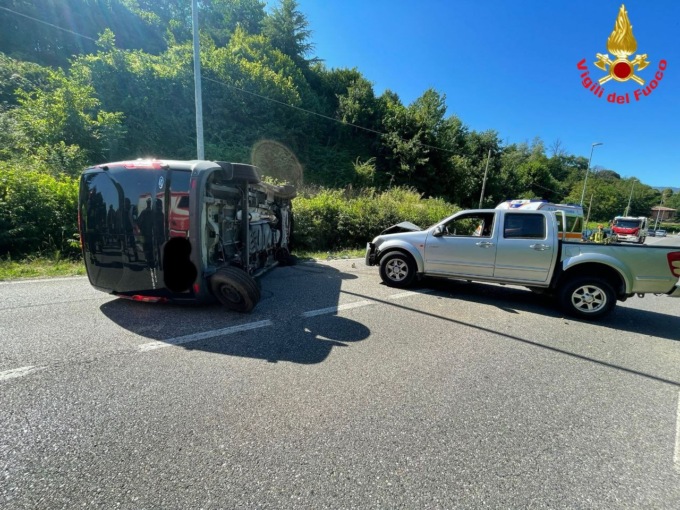 Schianto ad Arlate: furgone si ribalta, due feriti