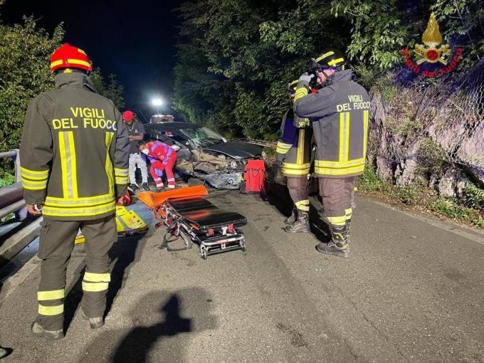 Incidente all’alba: auto si schianta, soccorsi tre giovani