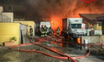 Incendio in fabbrica, maxi spiegamento di mezzi