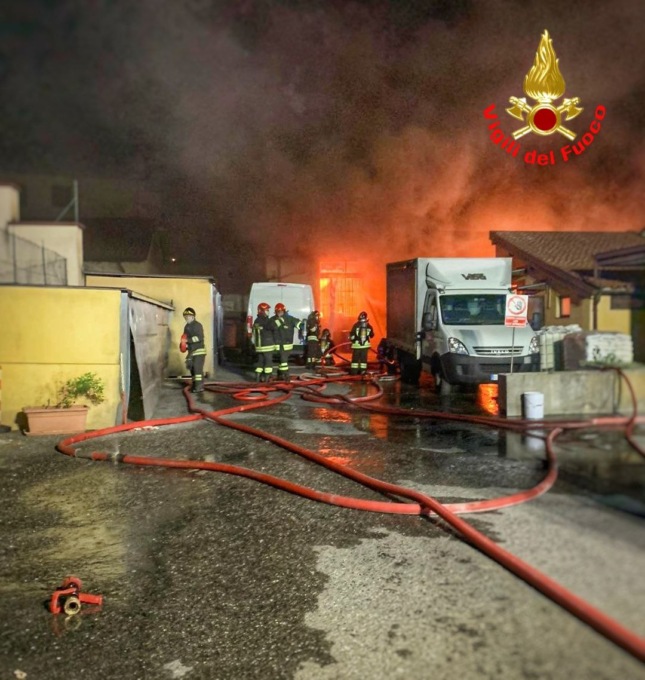 Incendio in fabbrica, maxi spiegamento di mezzi