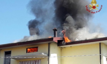Le fiamme divorano il tetto di una abitazione
