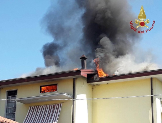 Le fiamme divorano il tetto di una abitazione