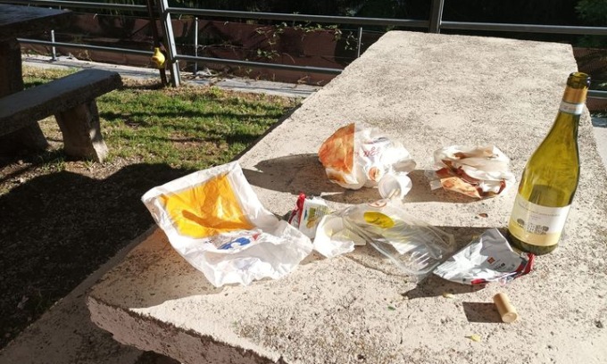 Rifiuti fuori dal rifugio, il gestore: “Palesatevi o vi denuncio”