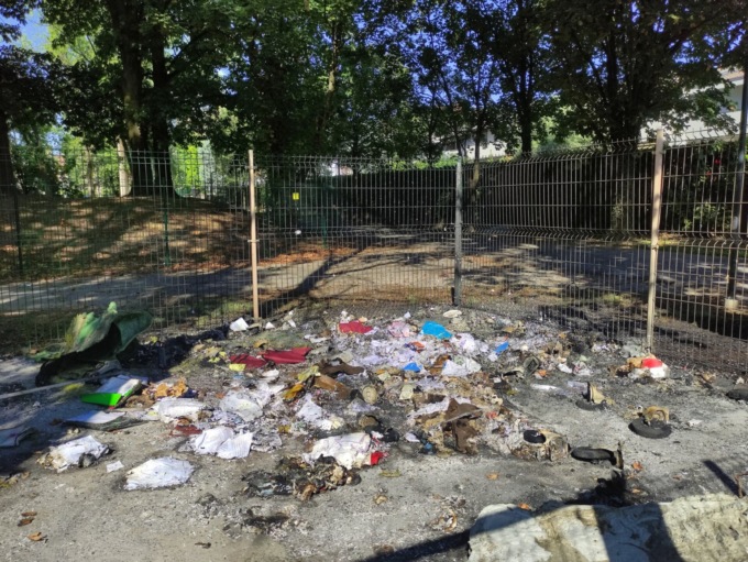 A fuoco i cassonetti delle scuole di Cavenago, si cercano i colpevoli