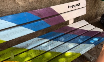 Risistemata la panchina arcobaleno imbrattata dai vandali