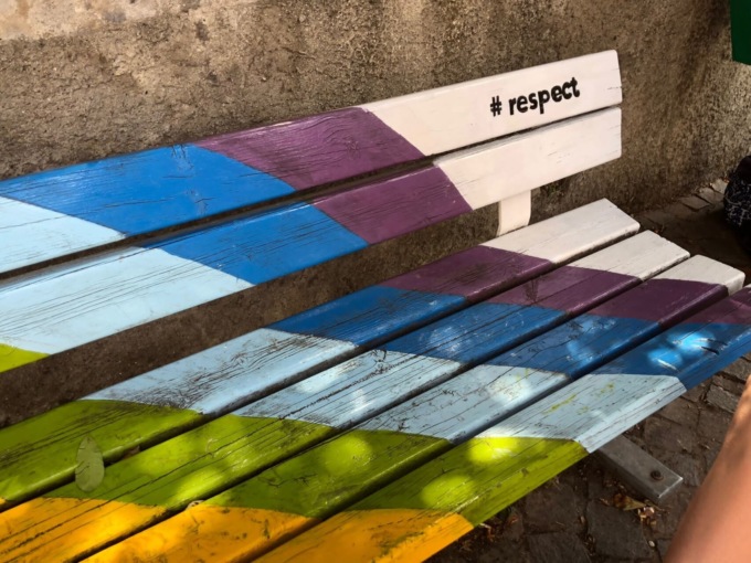 Risistemata la panchina arcobaleno imbrattata dai vandali