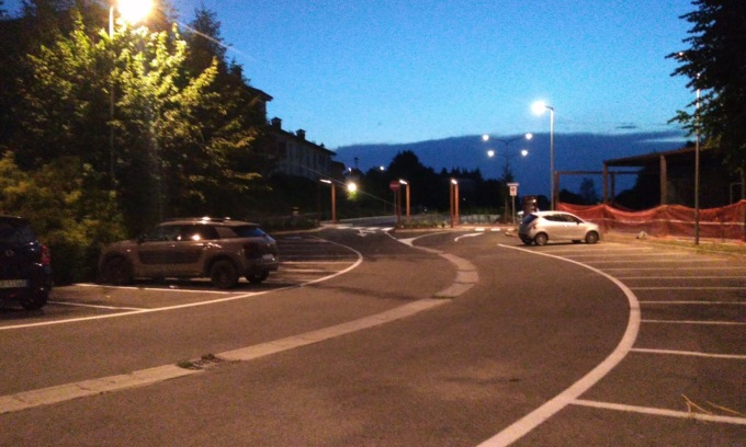 Spara con la carabina per “cacciare” i ragazzi che schiamazzano sotto casa