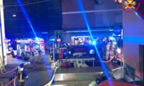 Fiamme da una mansarda, nottata di paura in via Ornago