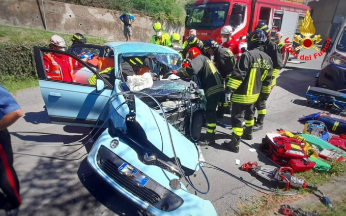 Brutto schianto, 27enne finisce contro una recinzione