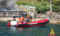 Incendio nel lecchese, a fuoco due imbarcazioni e il pontile