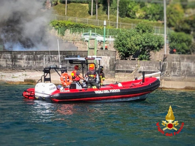 Incendio nel lecchese, a fuoco due imbarcazioni e il pontile