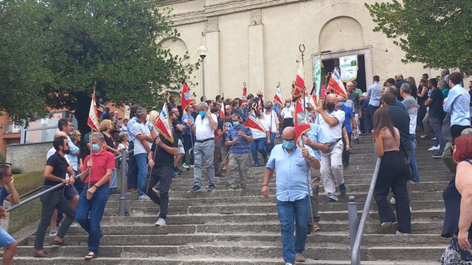 La chiesa piena di parenti e amici per l’ultimo saluto ad Alberto Mauri