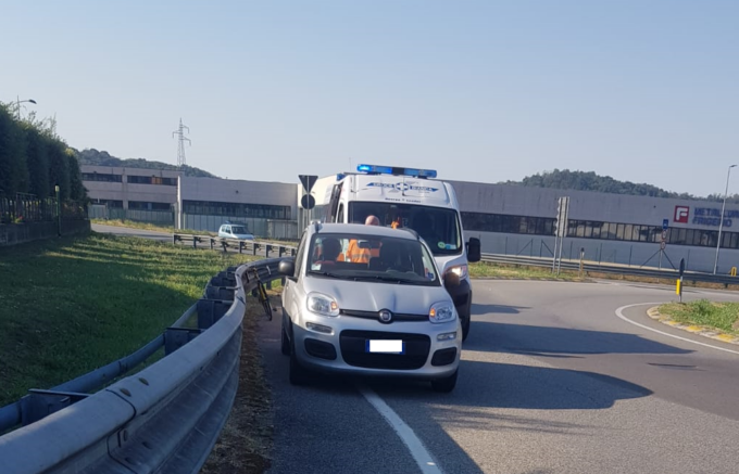 Scontro auto bici alla rotonda: mobilitati sanitari e Carabinieri