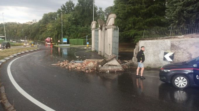 Una cisterna sbanda a Missaglia e distrugge la recinzione di Villa Vismara