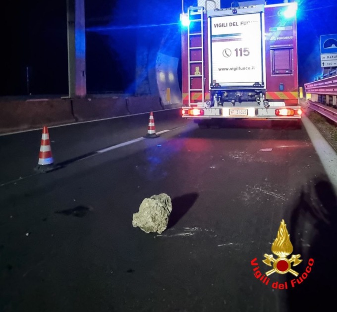 Caduta massi sulla ss36, danni a diverse autovetture e traffico in tilt | FOTO