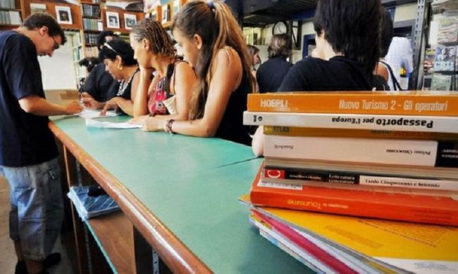 Caro scuola: si spenderà  fino a 1300 euro a studente. Rincari del 7%