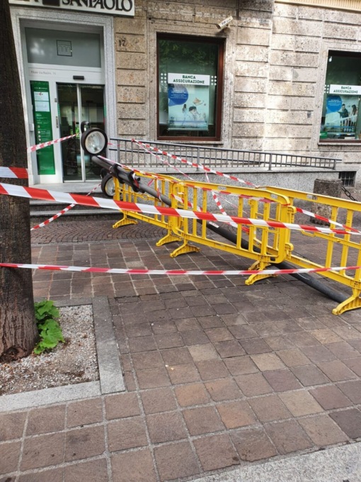 Botto in centro, abbattuto palo della luce