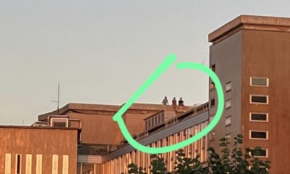 Gesto pericoloso: a cavalcioni sul tetto del vecchio Ospedale di Vimercate